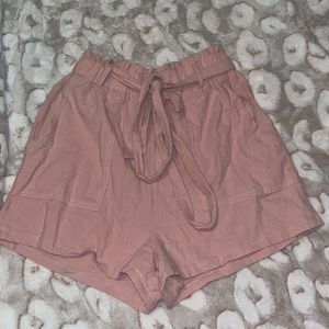 Pink loose shorts! Cute lil bow-tie in the front!💓 Size: M